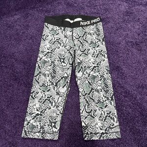 Nike Pro Capri - Black and White